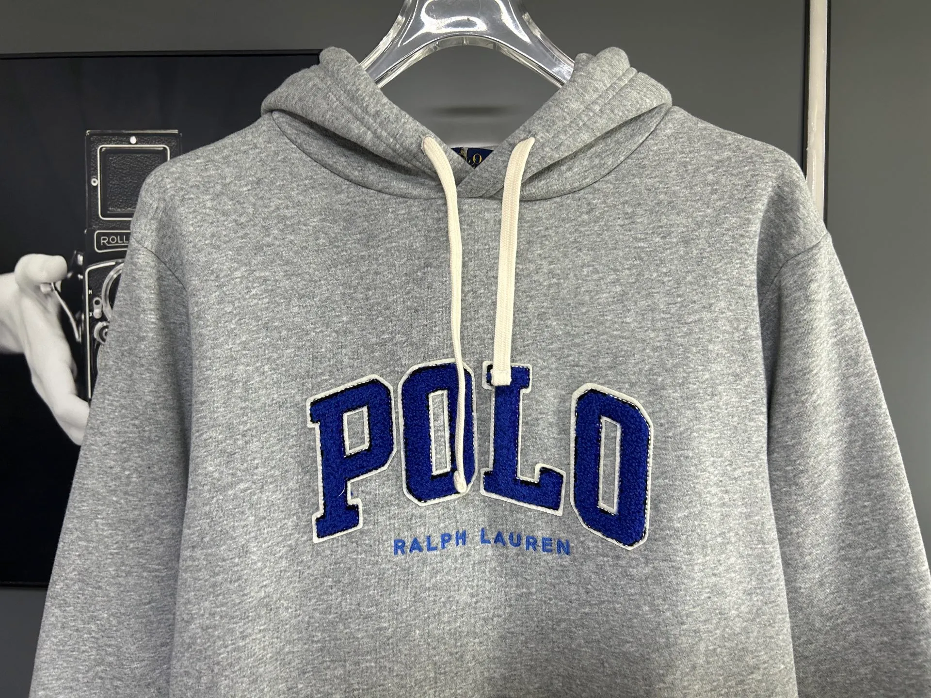 P230 𝗥𝗮𝗹𝗽𝗵 𝗟𝗮𝘂𝗿𝗲𝗻/Ralph Lauren🐎Towel embroidered hooded sweatshirt 380g Expo velvet hooded sweatshirt High-end official original one-to-one replica - customized original fabrics, accessories, hang tags, collar labels, and packaging are all made according to the original version to distinguish the cheap and wrong versions on the market This hooded sweatshirt is decorated with the simple style that represents Ralph Lauren and is paired with the classic Polo towel embroidery pattern, which is three-dimensional and full! The solid color fabric paired with exquisite embroidery instantly sets it off! Hooded sports design, loose and casual fit! The overall texture is very strong! Through the pictures, we can feel the thickness and texture of custom-woven and dyed threads. The workmanship is exquisite. They are shipped from major foreign trade factories. They are all made by masters with many years of experience. Everything is of high standards and requirements! Simple and versatile style ~ super delicate and soft, close to the body without being tied, all fabrics and accessories are original custom-made and of high quality! Perfectly reflects the brand’s sense of superiority! Standard cut, comfortable stretch, unrestricted movement! Highly practical, high-end and classy! Versatile style ~ can be paired with jeans or jogging pants. Ideal for transitioning from your morning commute to weekend events!  Color: Gray Blue Size: S-2XL
